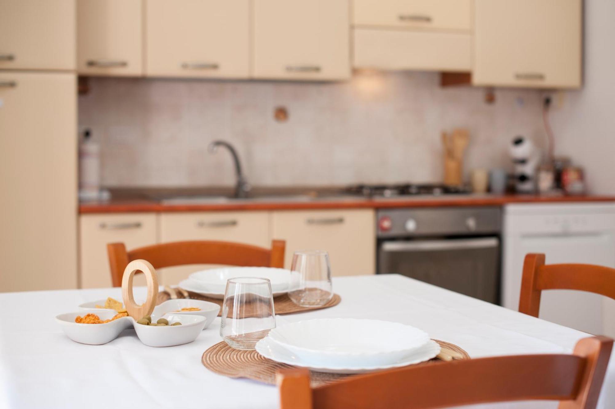 Appartamento [Oristano centro] Parcheggio privato, Wifi+Netflix Esterno foto